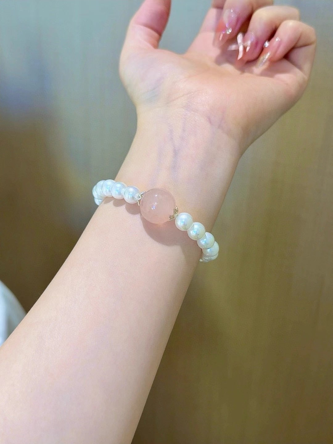 Pink Crystal Bead Bracelet
Enhance intuition | Balance emotions | Protect physical and mental well-being | Attract happiness